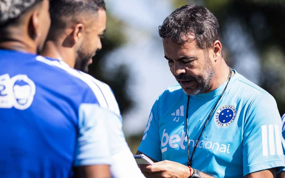 Artur Jorge faz anotação em bloco