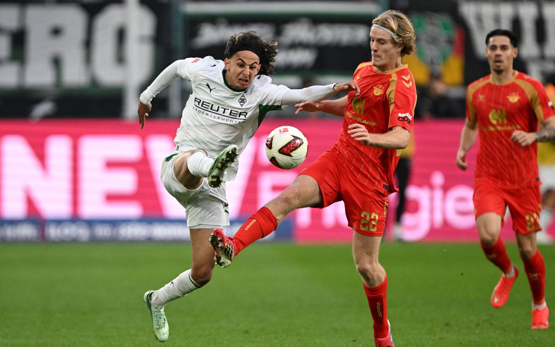  Wael Mohya (l, Bor. Mönchengladbach) und Mattes Hansen (SC Paderborn 07) kämpfen um den Ball. 