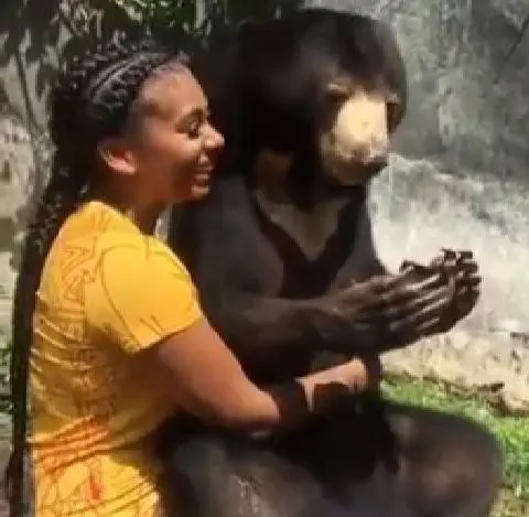 Pictures Woman With Animal Kìssíng