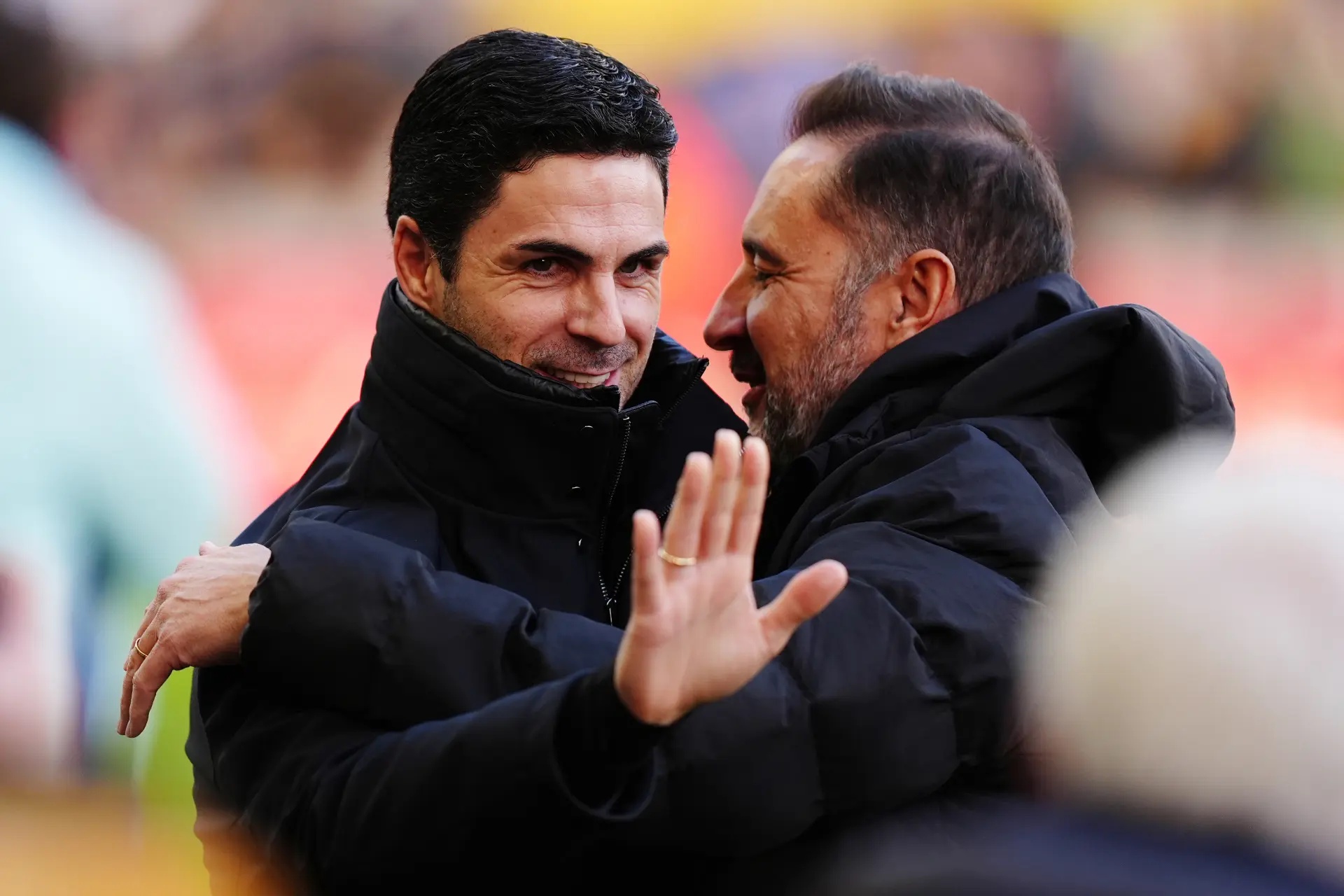 Vítor Pereira hugging Arteta.