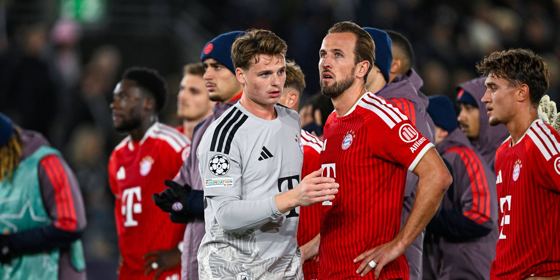Bayern-Spieler und Torwart sprechen sich nach einem Champions-League-Spiel auf dem Spielfeld ab.