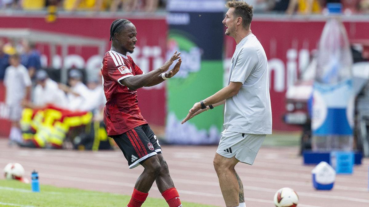 Mohamed Ali Zoma klatscht mit Miroslav Klose ab