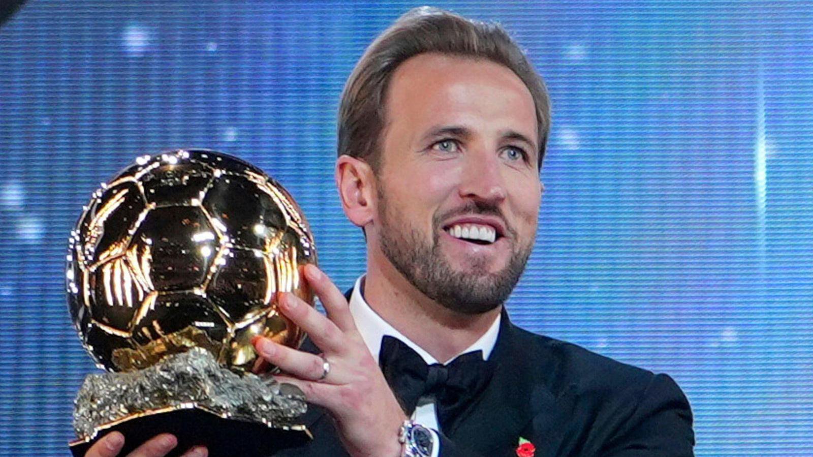 Harry Kane mit der Ballon-d'Or-Trophäe