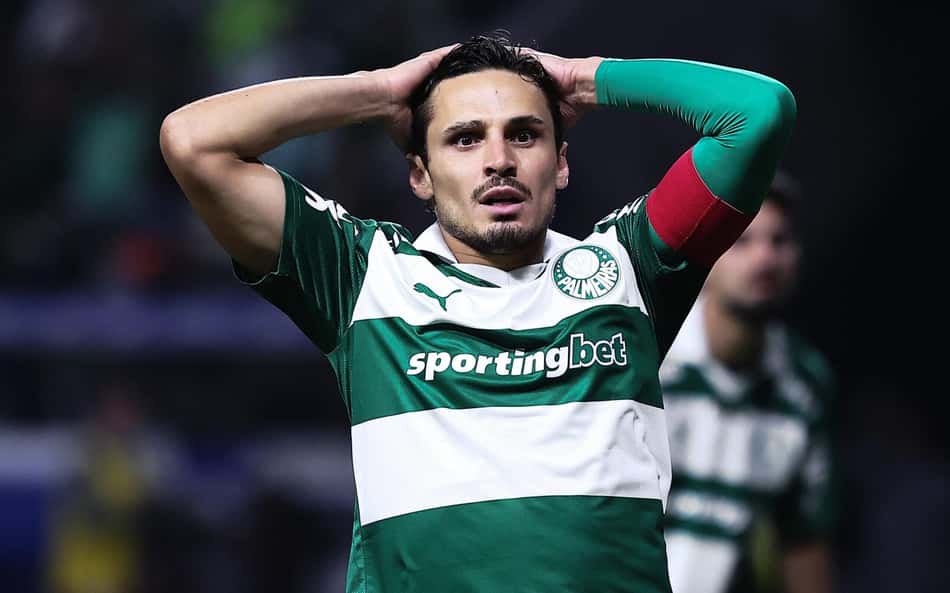 Raphael Veiga durante partida entre Palmeiras e Vitoria