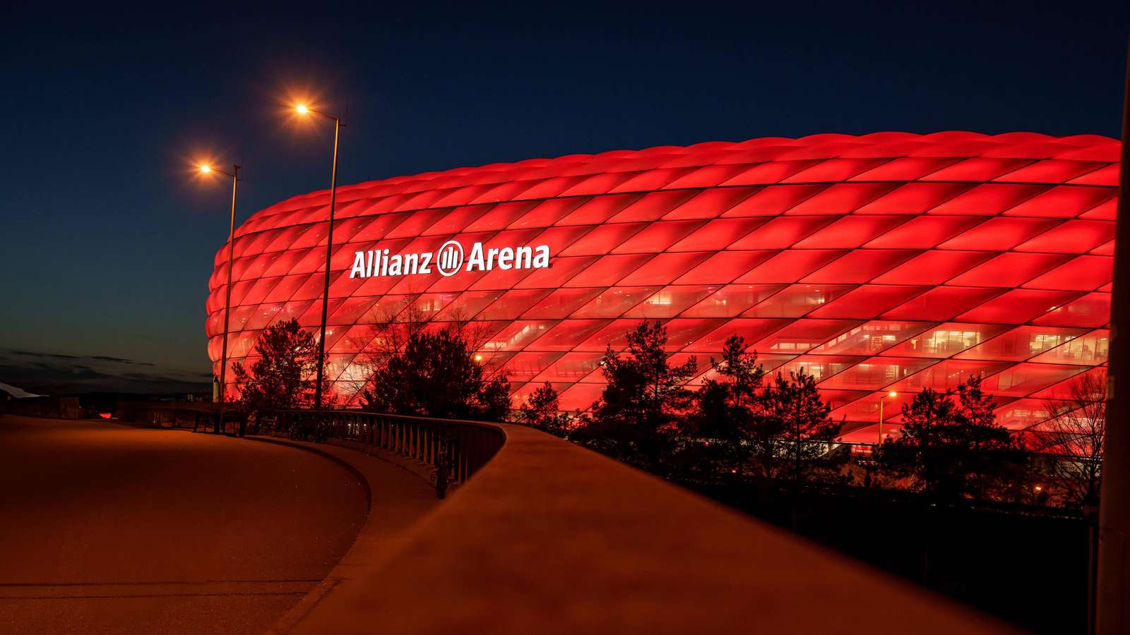 Die Allianz Arena bei Nacht.