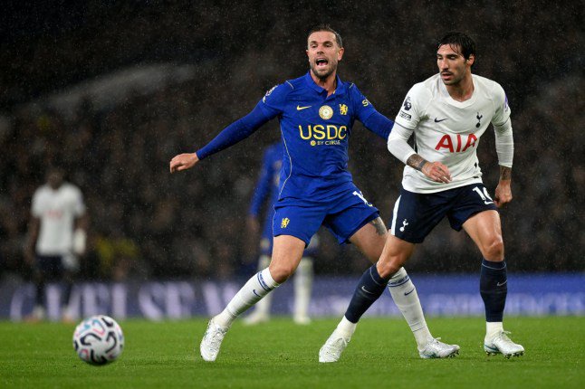 LONDON, ENGLAND - OCTOBER 24: Sandro Tonali of Tottenham Hotspur is put under pressure from Jordan Henderson of Chelsea during the Premier League 2026/27 match between Chelsea FC and Tottenham Hotspur at Stamford Bridge on October 24, 2026 in London, England. (Photo by Darren Walsh/Chelsea FC via Getty Images)