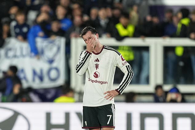 Manchester United's Mason Mount gestures after Como scored the second goal during the Champions League opening phase soccer match between Como and Manchester United in Como, Italy, Wednesday, Oct. 21, 2026. (AP Photo/Antonio Calanni)