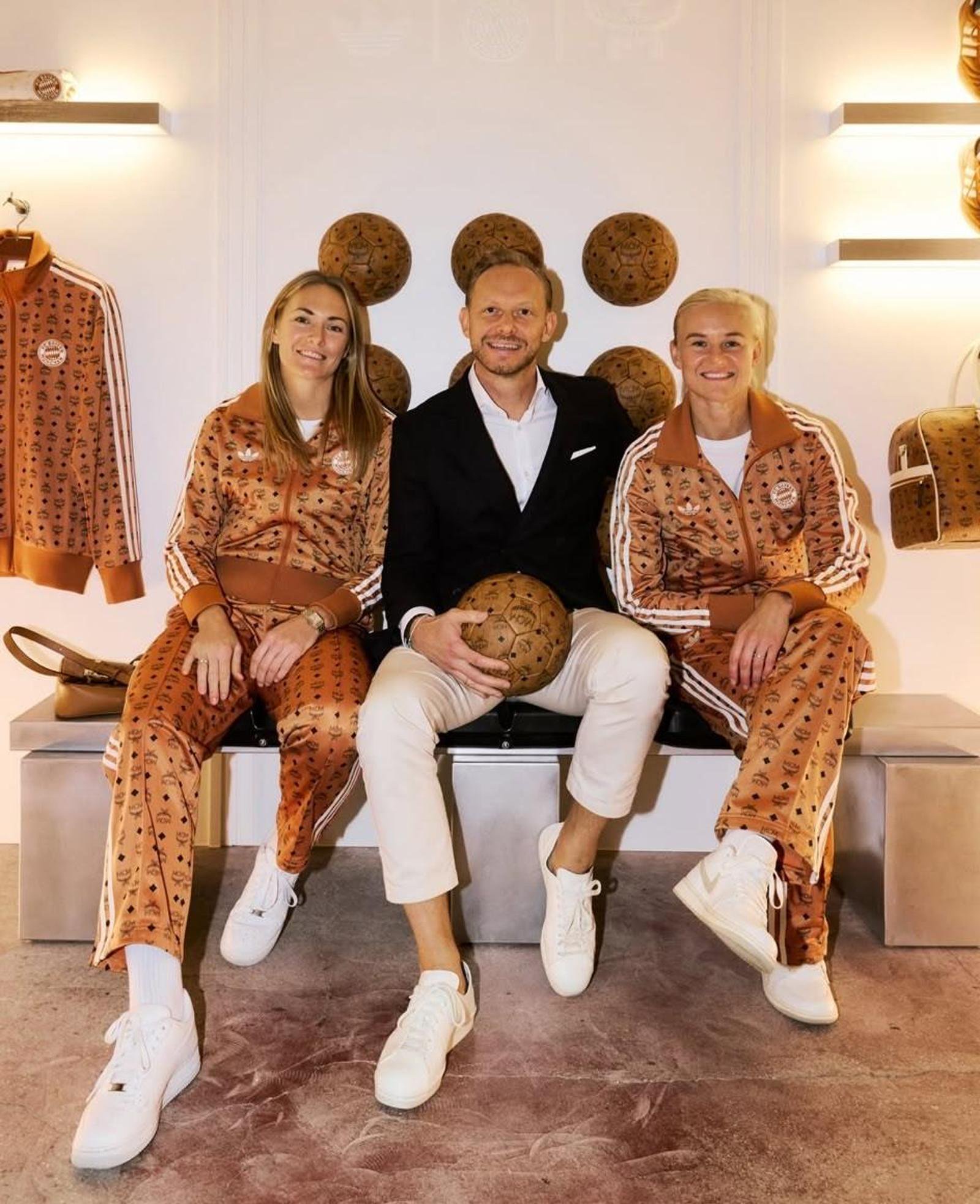 Marketing-Vorstand Rouven Kasper mit Pernille Harder (rechts) und Magdalena Eriksson. 
