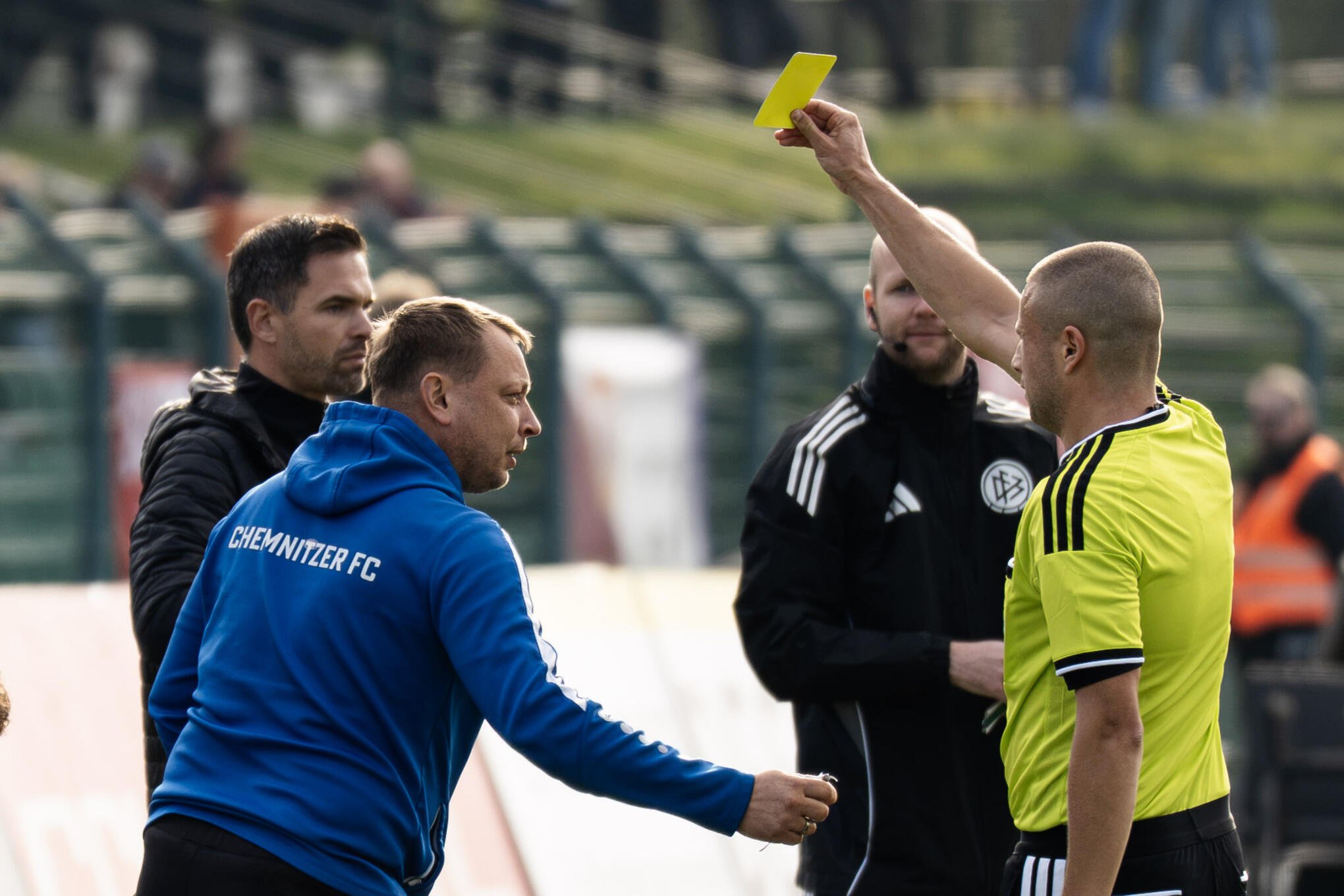 Die Partie des Chemnitzer FC beim BFC Dynamo war umkämpft. In der 66. Minute schwappten die Emotionen auch auf die Bänke über. CFC-Zeugwart Henry Büttner sah in diesem Zusammenhang die gelbe Karte.
