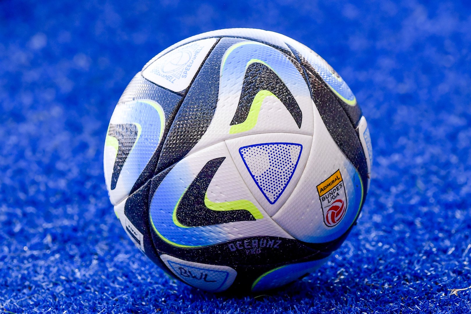 Ball auf blauer Kunstrasenmatte