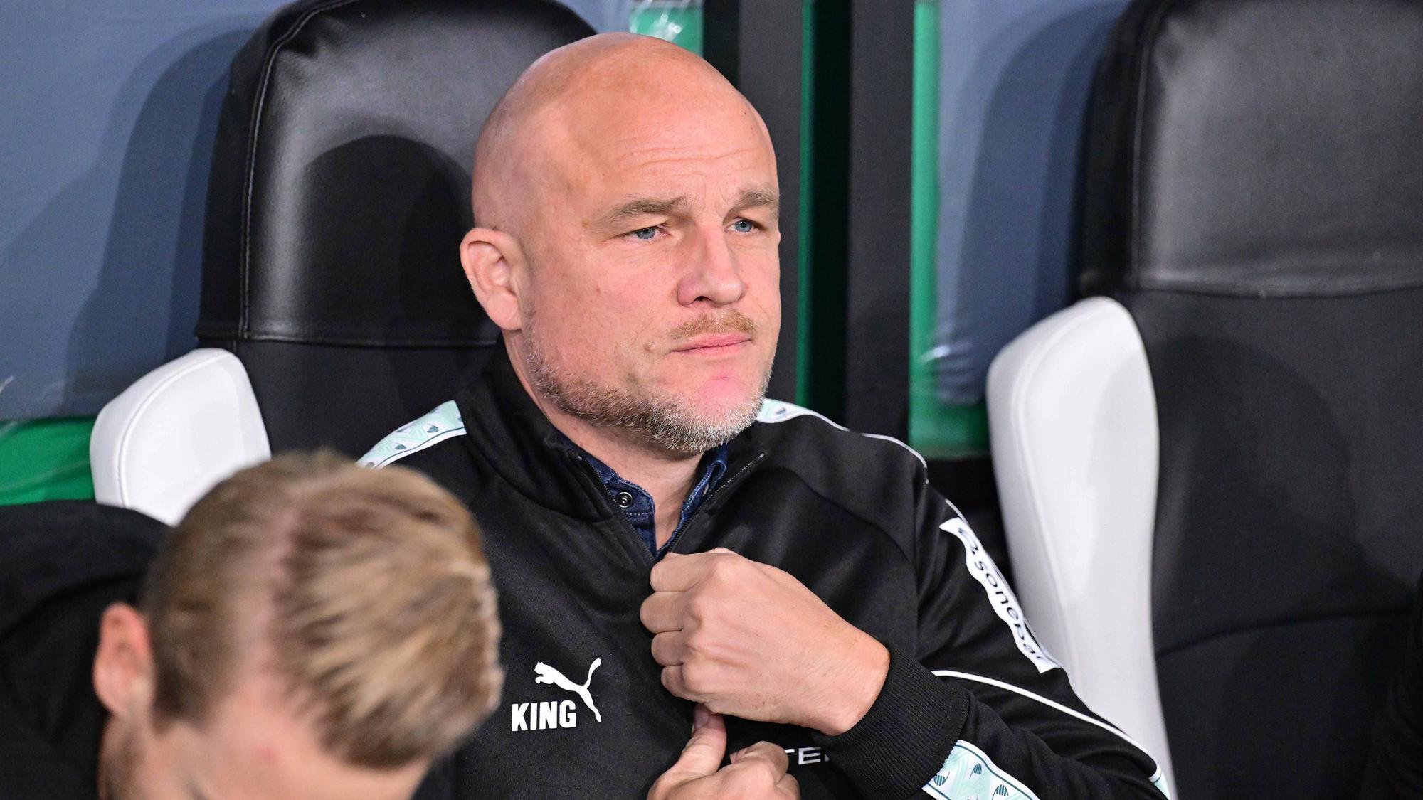 Rouven Schröder friemelt am Reißverschluss seiner Gladbach-Jacke.