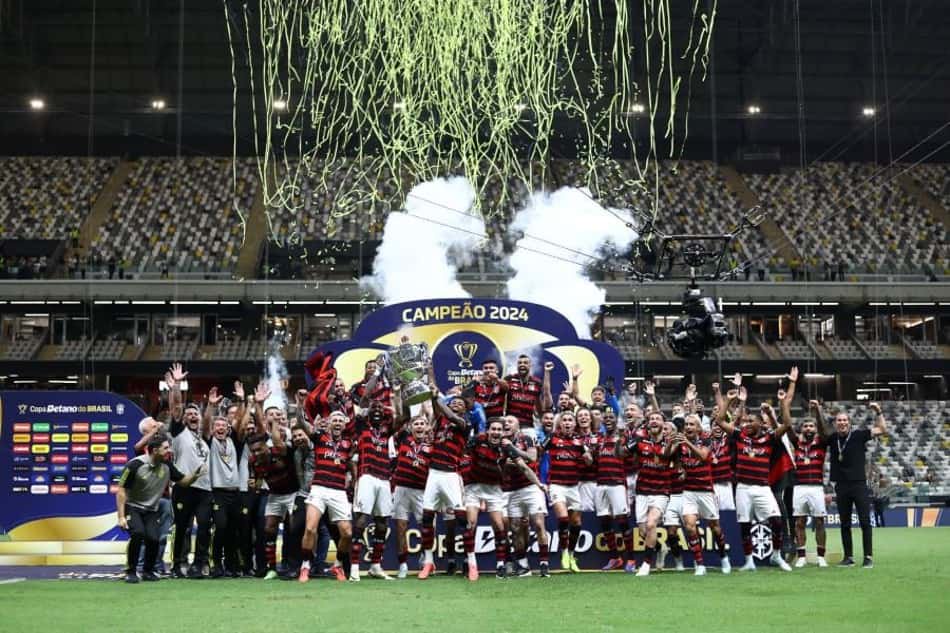 Flamengo com a taça da Copa do Brasil de 2024