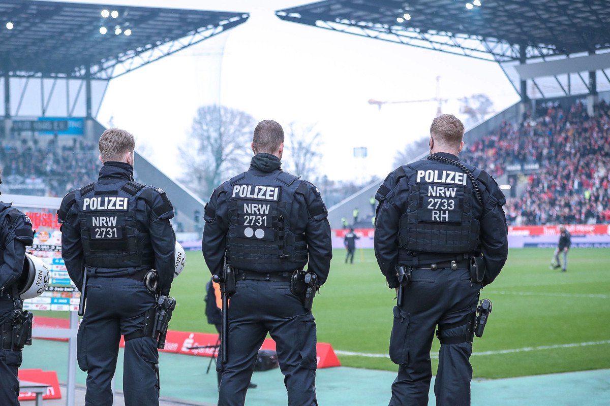 Polizisten am Stadion.