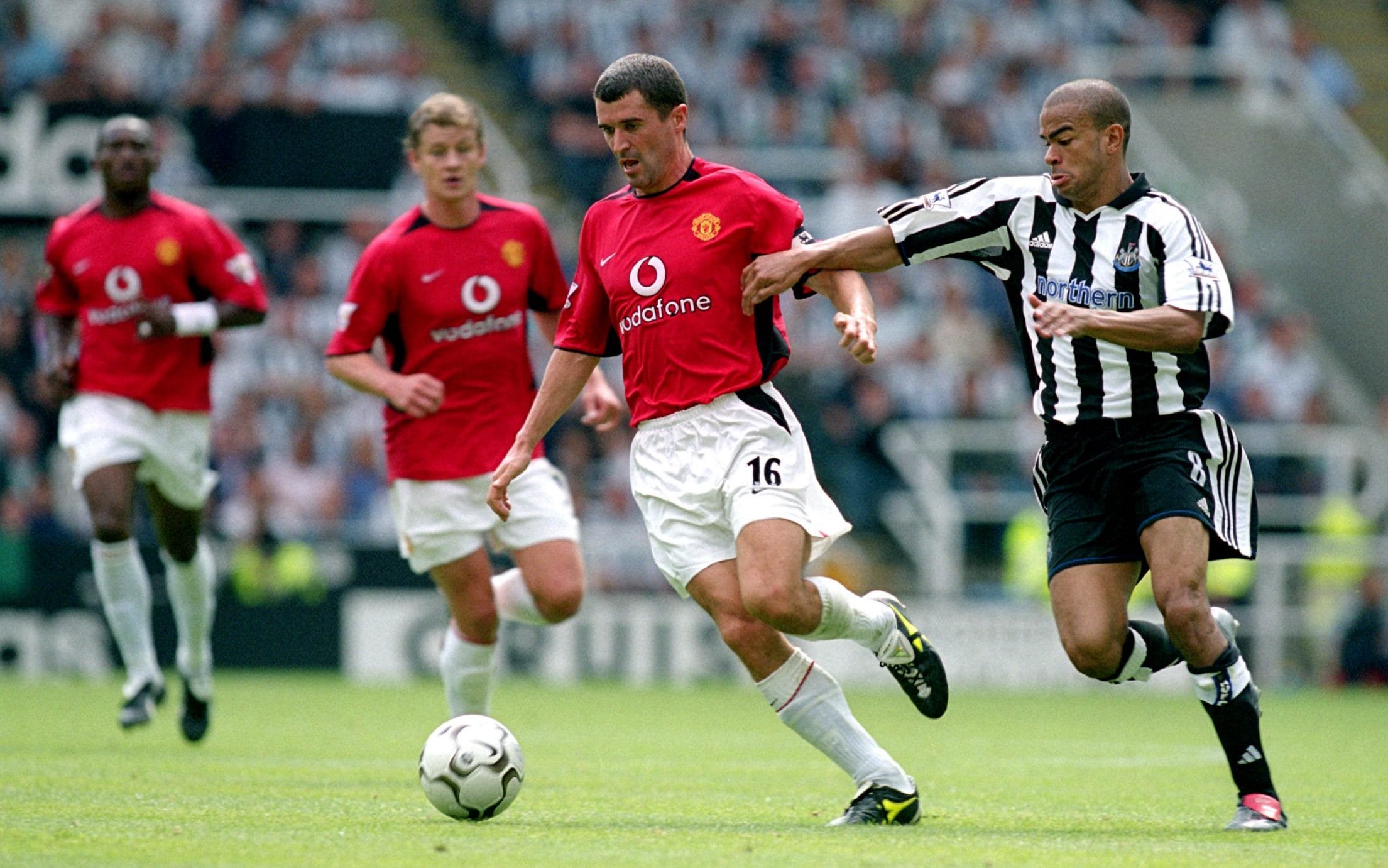 Roy Keane of Manchester United and Kieron Dyer (right) of Newcastle