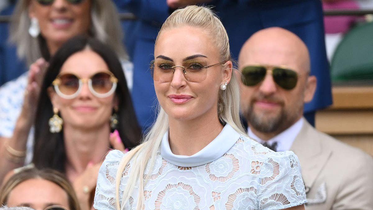 Charley Hull stands with Sir James Anderson, Matt Dawson and Dame Kelly Holmes at Wimbledon
