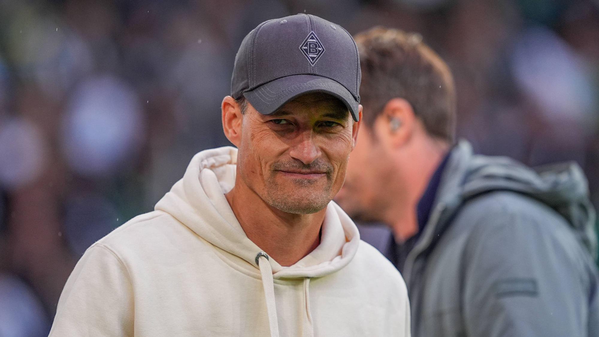 Bei einem Gladbach-Spiel blickt Alexander Blessin kritisch.