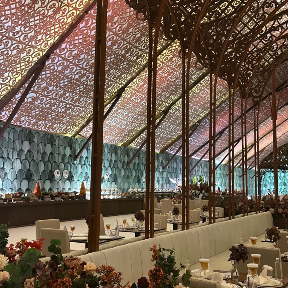 10 مليون وردة وآلاف الصواني من الحلوى..تفاصيل فخمة من حفل زفاف عبير الراجحي الضخم!