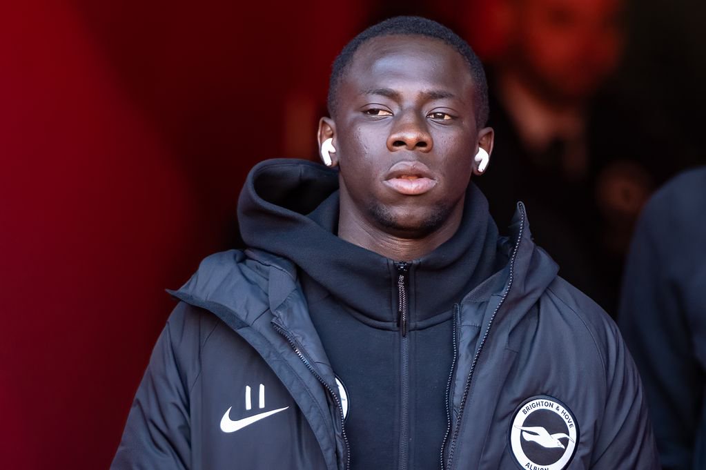 NOTTINGHAM, ENGLAND - NOVEMBER 30: Brighton & Hove Albion's Yankuba Minteh arriving at the stadium during the Premier League match between Nottingham Forest and Brighton & Hove Albion at City Ground on November 30, 2025 in Nottingham, England. (Photo by Andrew Kearns - CameraSport via Getty Images)