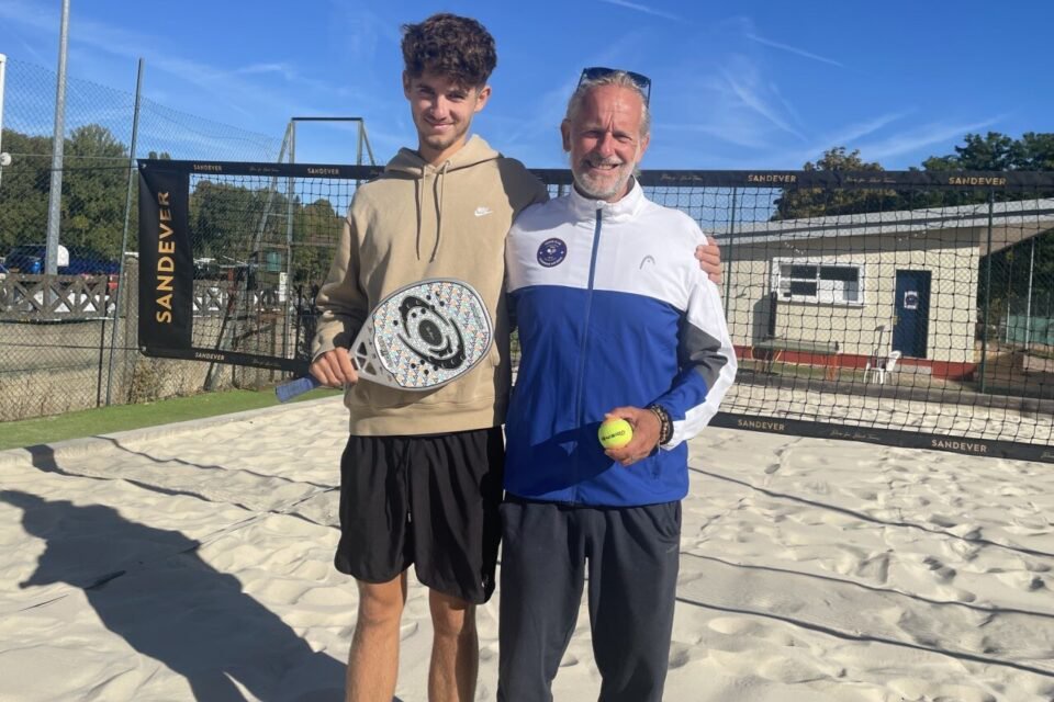 Louis et Damien Bépoldin sur l'un des courts de beach-tennis du stade Paul Hébras de Champagne-sur-Seine