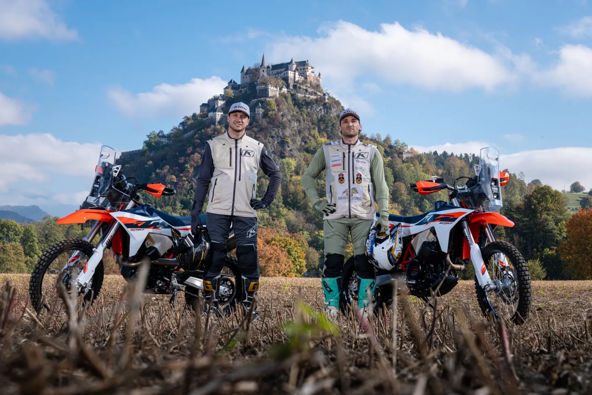 Das Bild auf www.5min.at zeigt zwei KTM-Piloten.