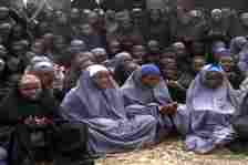 Wata ɗalibar Chibok ta miƙa wuya ga sojoji tare da gogarman Boko Haram ɗin da ya aure ta auren-dole
