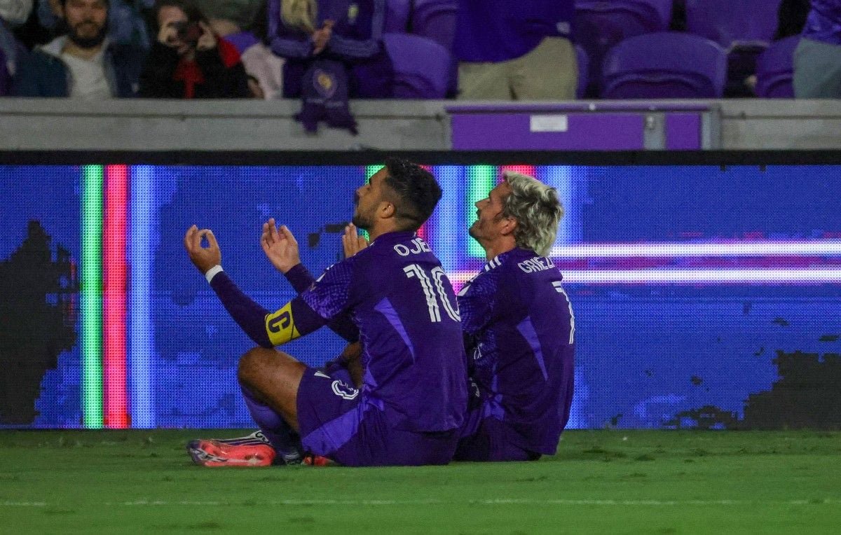 Martín Ojeda et Antoine Griezmann célèbre le magnifique but du premier lors de la victoire d'Orlando contre DC United en MLS, le 17 octobre 2026.