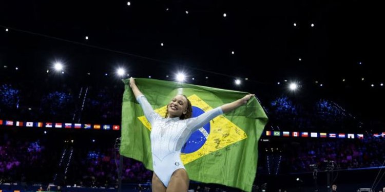 Rebeca Andrade é tricampeã mundial no salto sobre a mesa