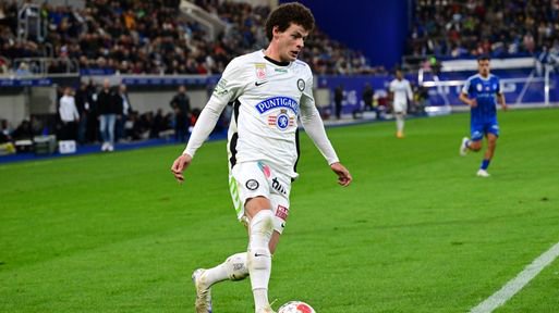 © imago - Erencan Yardimci im weißen Trikot von Sturm Graz am Ball
