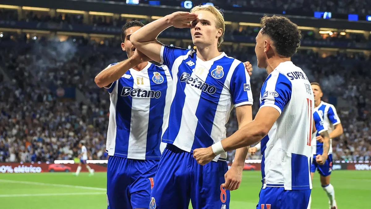 Victor Froholdt festeja com André Silva e Pepê