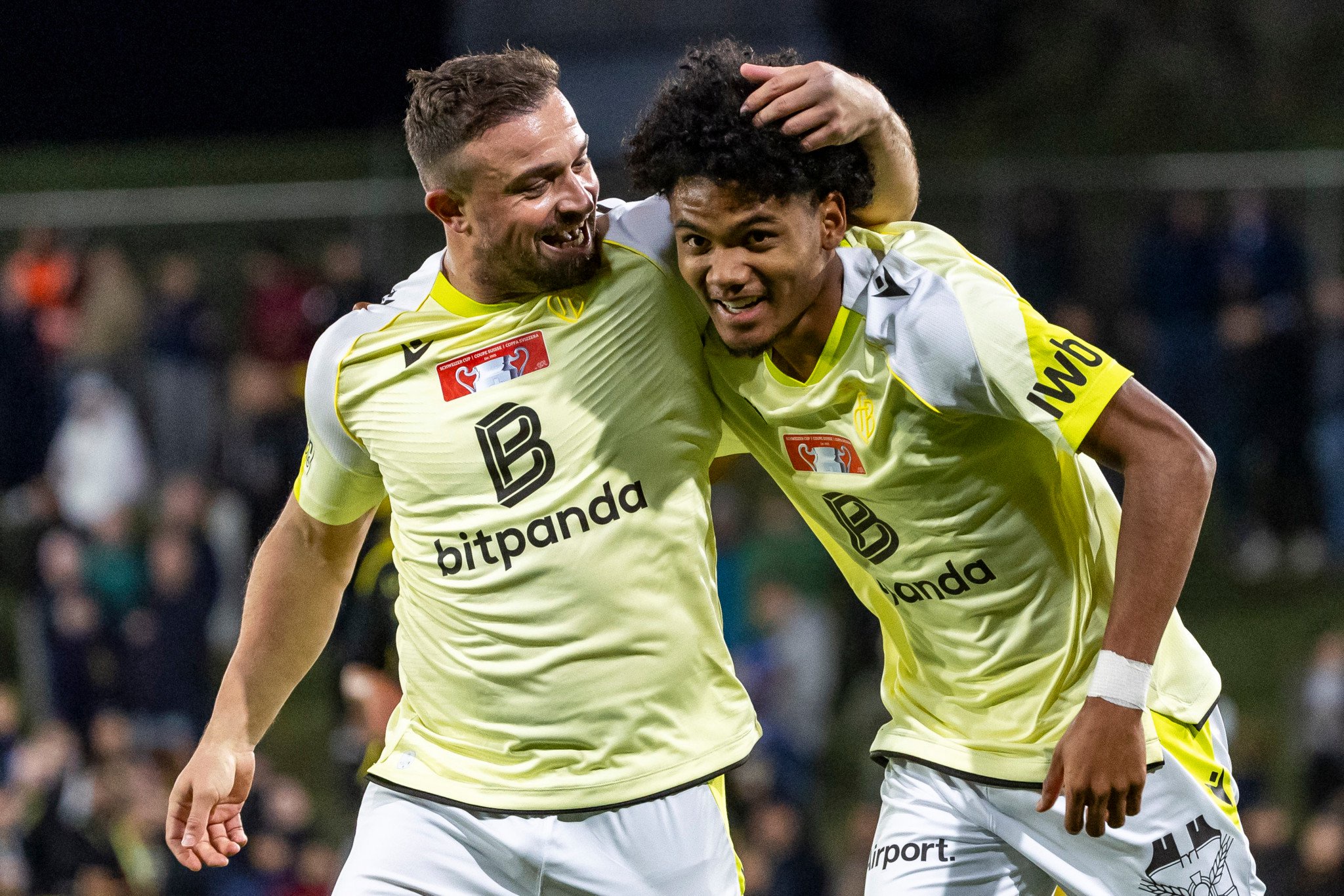 Xherdan Shaqiri und Torschütze Aaron Malouda vom FC Basel jubeln nach dem Treffer zum 0:3 im Schweizer Cup gegen FC Stade Nyonnais.