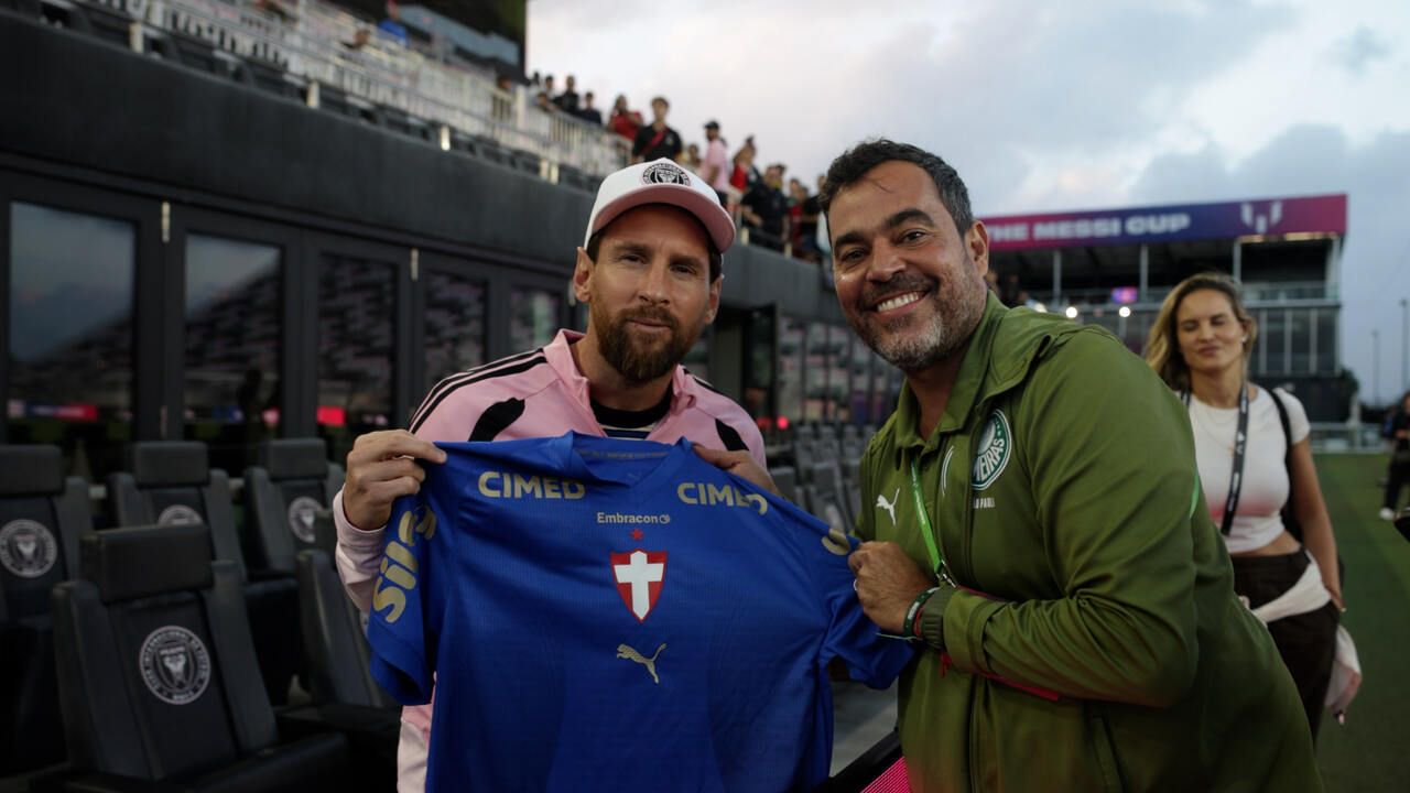 Messi acompanha partida e ganha camisa do Palmeiras