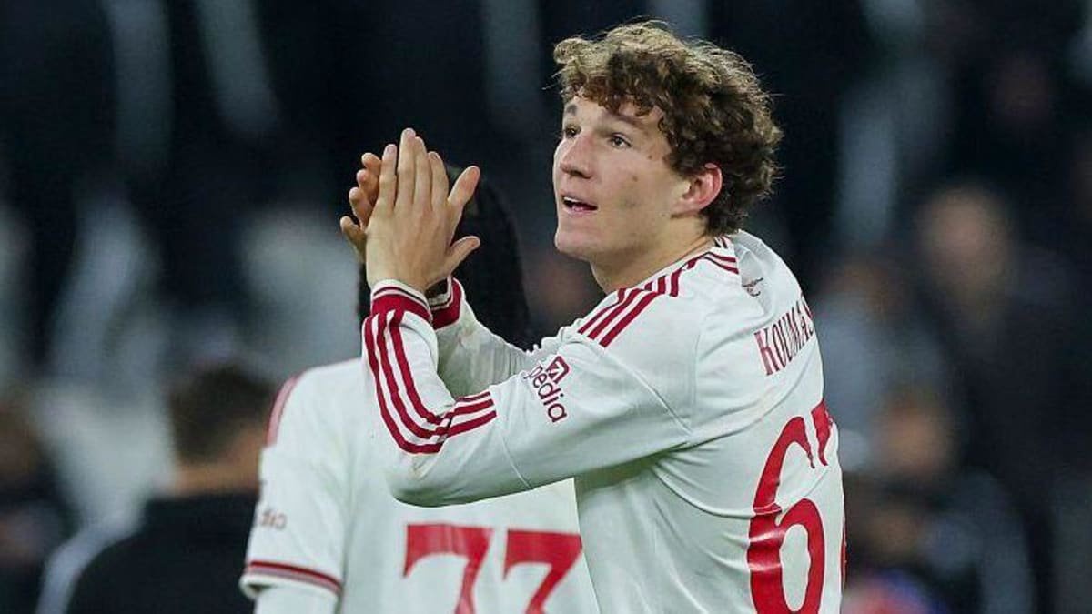 Lewis Koumas applauding against LASK
