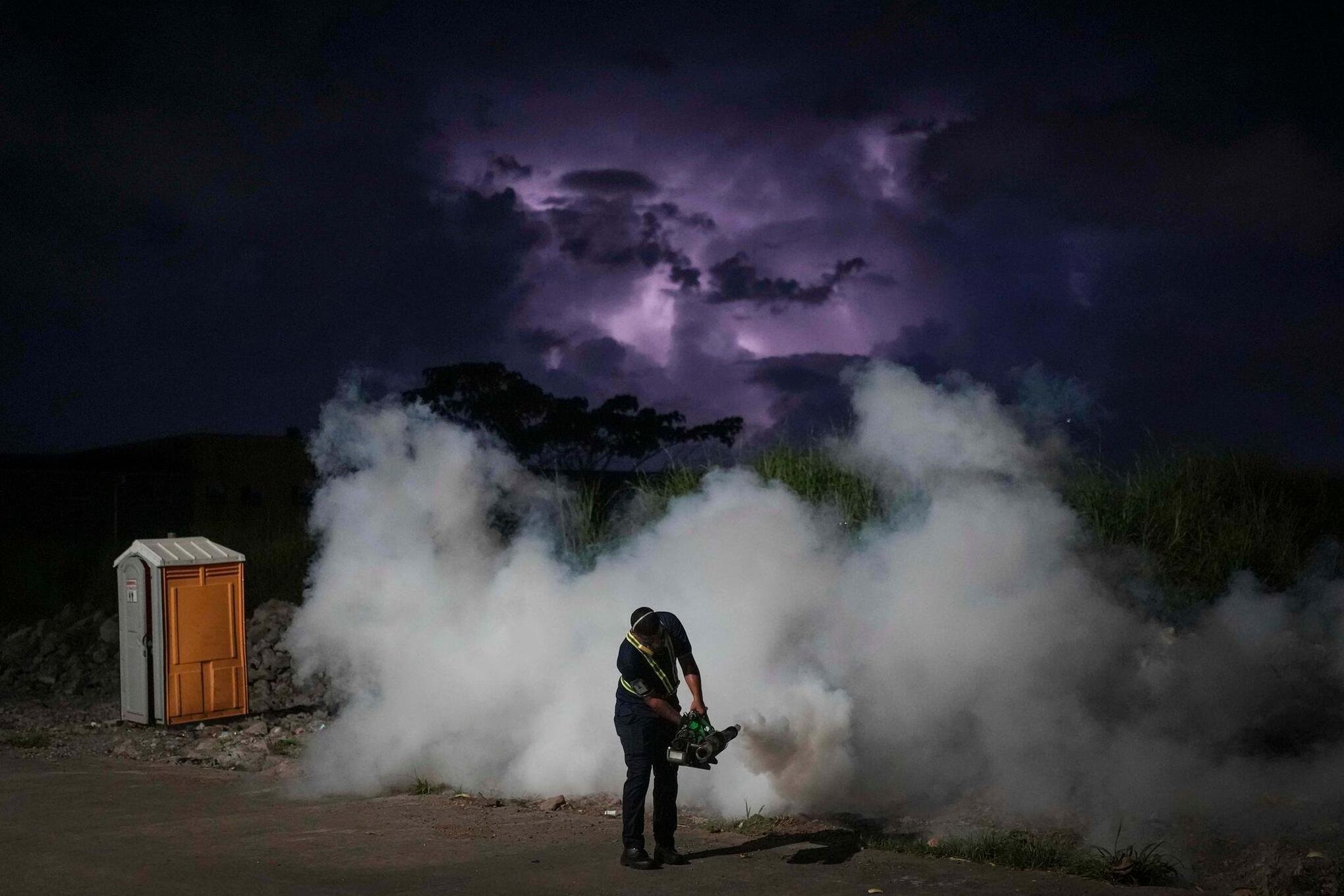 Bilder des Tages vom 17.10.2026 - Ein Gesundheitsmitarbeiter führt eine Begasung auf einem Markt in Panama-Stadt durch, um Mücken zu bekämpfen und die Ausbreitung von Malaria zu verhindern.