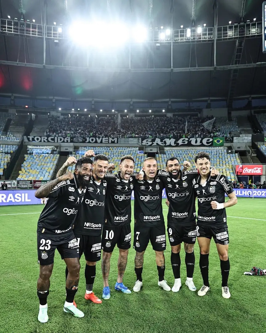 Jogadores do Santos comemoram vitória no Maracanã (Divulgação/Santos)