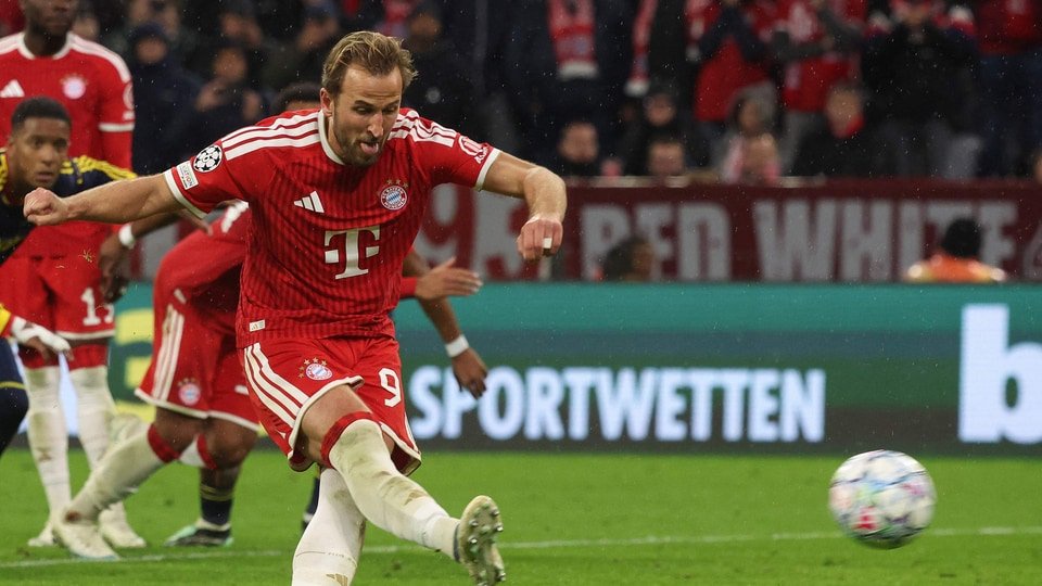 Bayern Munich's English forward #09 Harry Kane scores the 2-1 goal from the penalty spot during the UEFA Champions League football match between FC Bayern Munich and Arsenal FC in Munich (AFP)