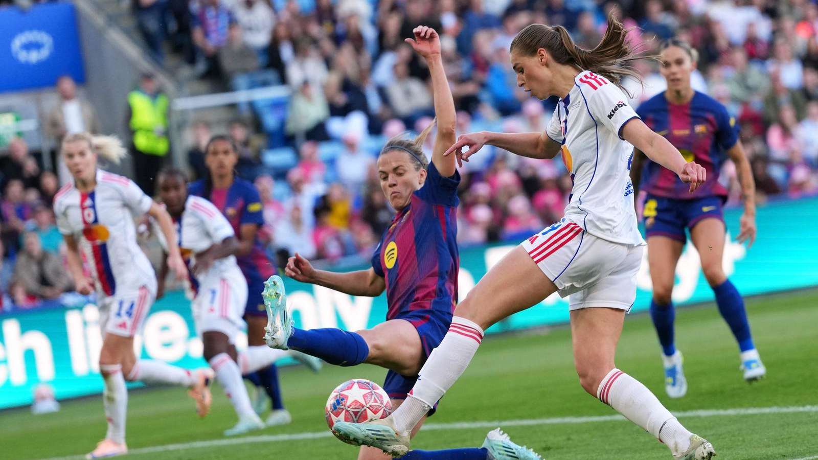 Fußball, Frauen: Champions League, K.o.-Runde, Finale, FC Barcelona - Olympique Lyon. Irene Paredes (M) vom FC Barcelona gegen Jule Brand von Olympique Lyon. (zu dpa: „Wie die Bundesliga um ihre besten Fußballerinnen kämpft“)