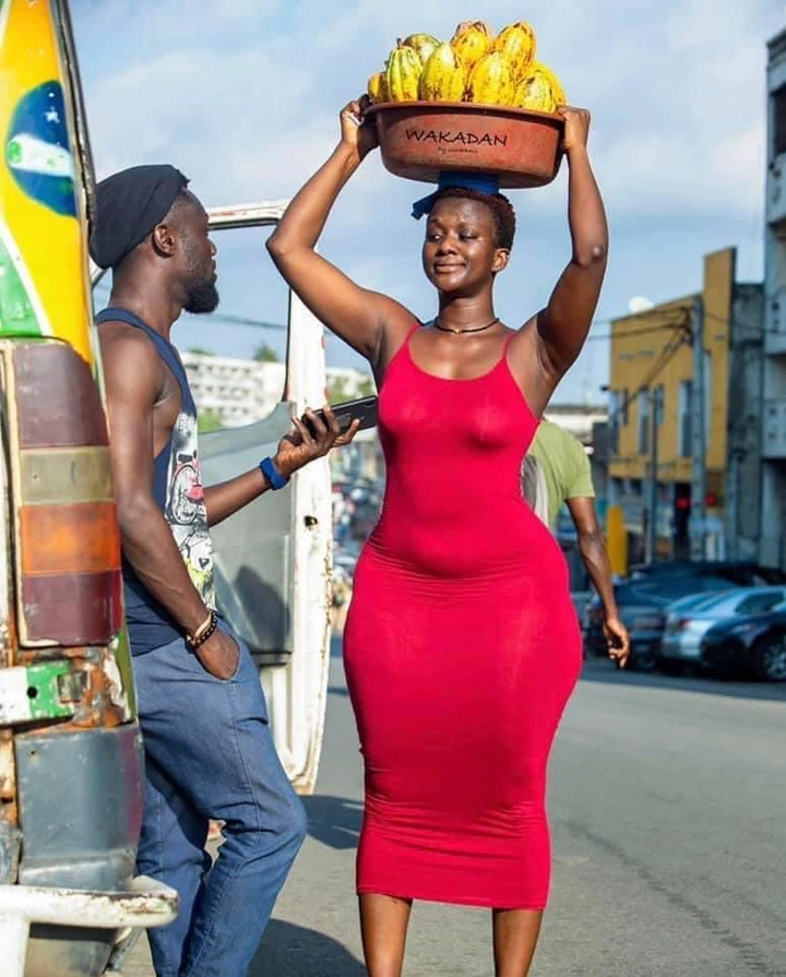 Beautiful and curvy lady selling cocoa on the streets causes confusion online (photos)