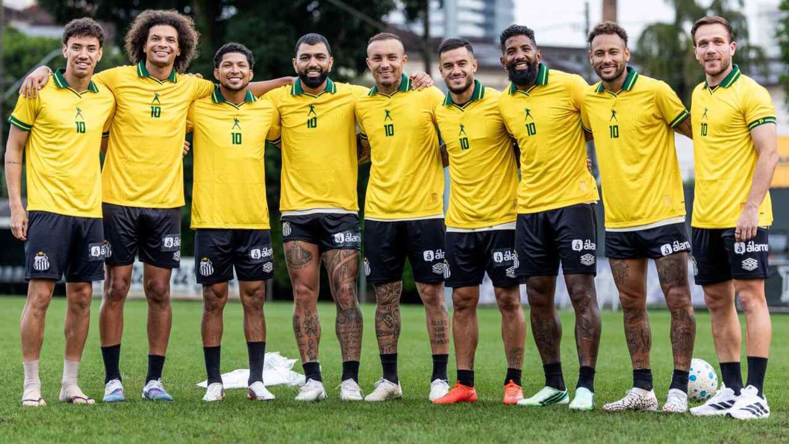 Jogadores do Santos com camisa em homenagem a Pelé –