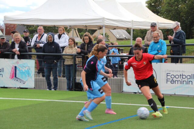 Elle passera entre ses deux adversaires (©  René TROPEE)