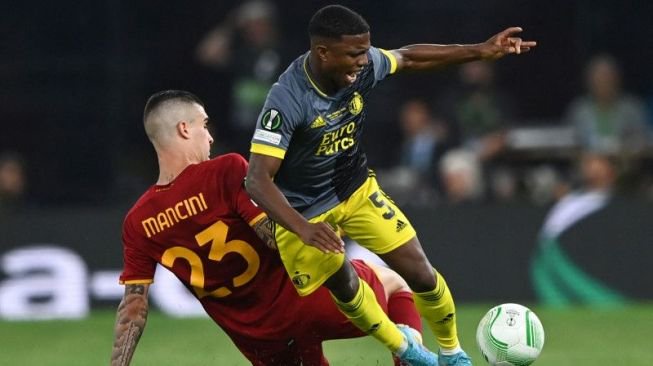 Bek sayap Feyenoord Tyrell Malacia (depan) dilanggar oleh bek AS Roma Gianluca Mancini pada pertandingan final Liga Conference di Staduon Air Albania, Tirana. (25/5/2022). (ANTARA/AFP/OZAN KOSE).