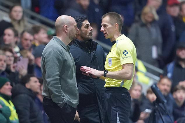 Fleetwood's coach Matt Lawlor, left, and Arsenal's manager Mikel Arteta, center, talk with referee during the English League Cup soccer match between Fleetwood Town and Arsenal in Fleetwood, England, Tuesday, Oct. 27, 2026. (AP Photo/Ian Hodgson)