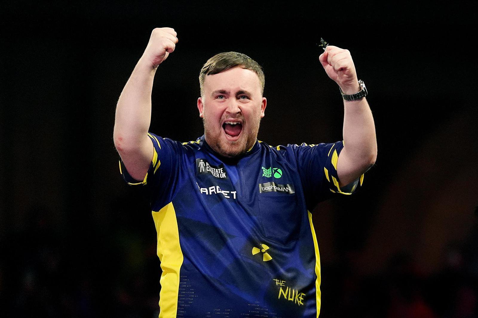 Darts-Superstar Luke Littler kommt aus dem Jubeln gar nicht mehr heraus.