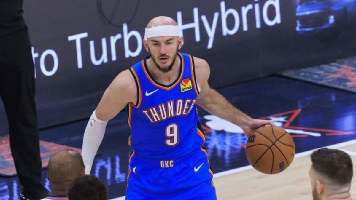 November 4, 2025, Inglewood, California, USA: Alex Caruso 9 of the Oklahoma City Thunder receives the ball during their regular season NBA, Basketball Herren, USA game against the Los Angeles Clippers on Tuesday November 4, 2025 at Intuit Dome in Inglewood, California. Clippers lose to Thunder, 107-126. ARIANA RUIZ/PI Inglewood USA – ZUMAp124 20251104_zaa_p124_047 Copyright: xArianaxRuizx ©Credits: Imago