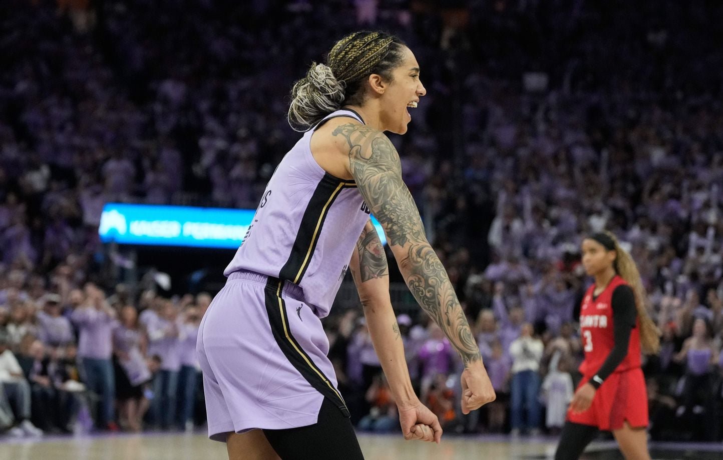 La joueuse française des Golden State Valkyries Gabby Williams célèbre après le premier match de la finale de basket de la WNBA contre l'Atlanta Dream, le 17 octobre 2026, à San Francisco.