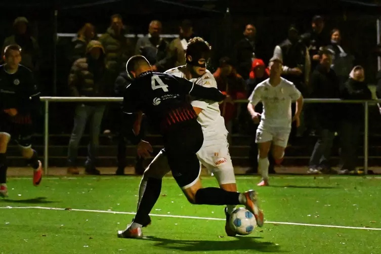 Brachte den FKP mit 1:0 in Führung: Oskar Prokopchuk (in Weiß), hier mit dem Mainzer Torben Seib.