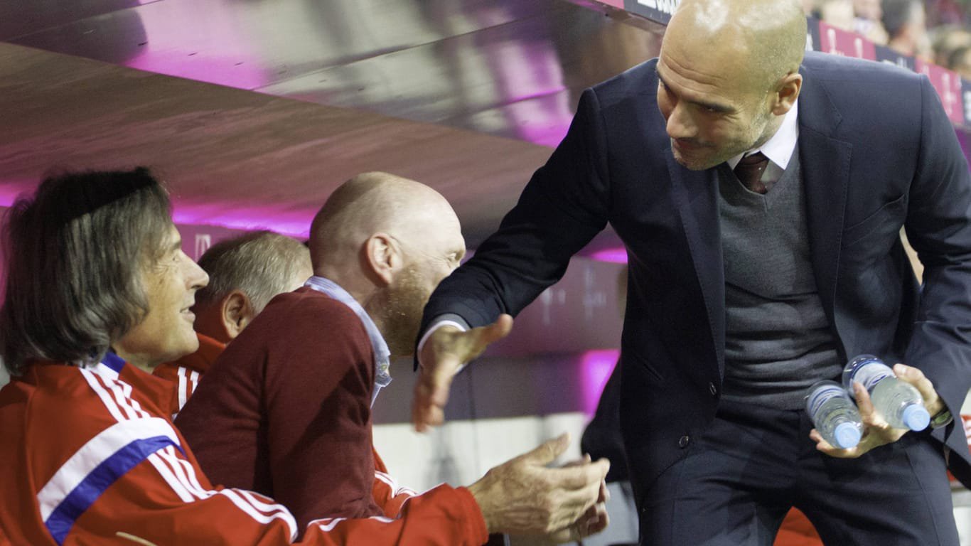 Arzt Hans-Wilhelm Müller-Wohlfahrt (l.) und Trainer Josep Pep Guardiola geben sich die Hand (Archivbild): Richtig warm miteinander wurden Coach und Mannschaftsarzt nie, letztendlich befürwortet Guardiola 2015 den Rauswurf des Orthopäden.