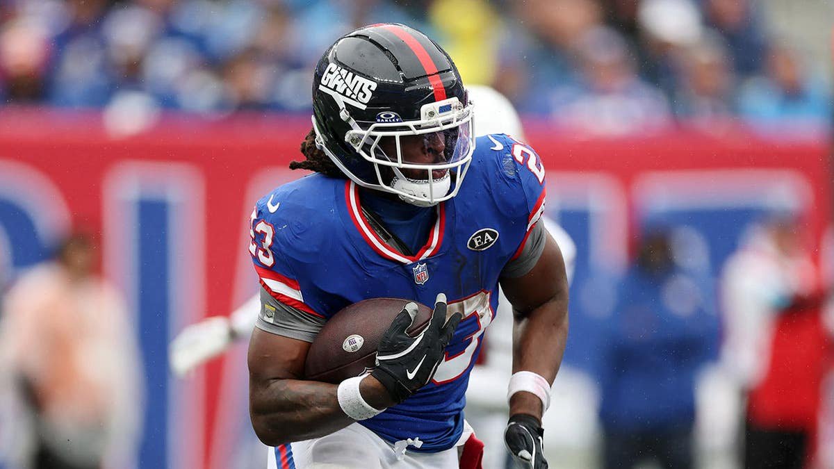 Najee Harris carries the ball against the Arizona Cardinals at MetLife Stadium.