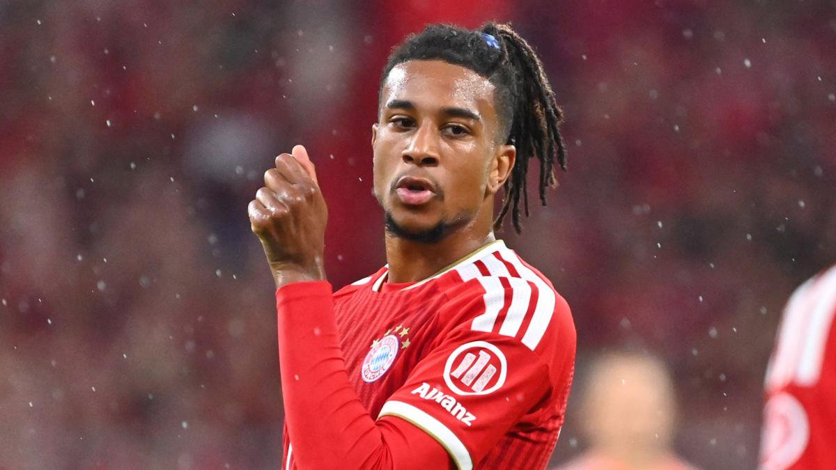 Michael Olise im Regen von München