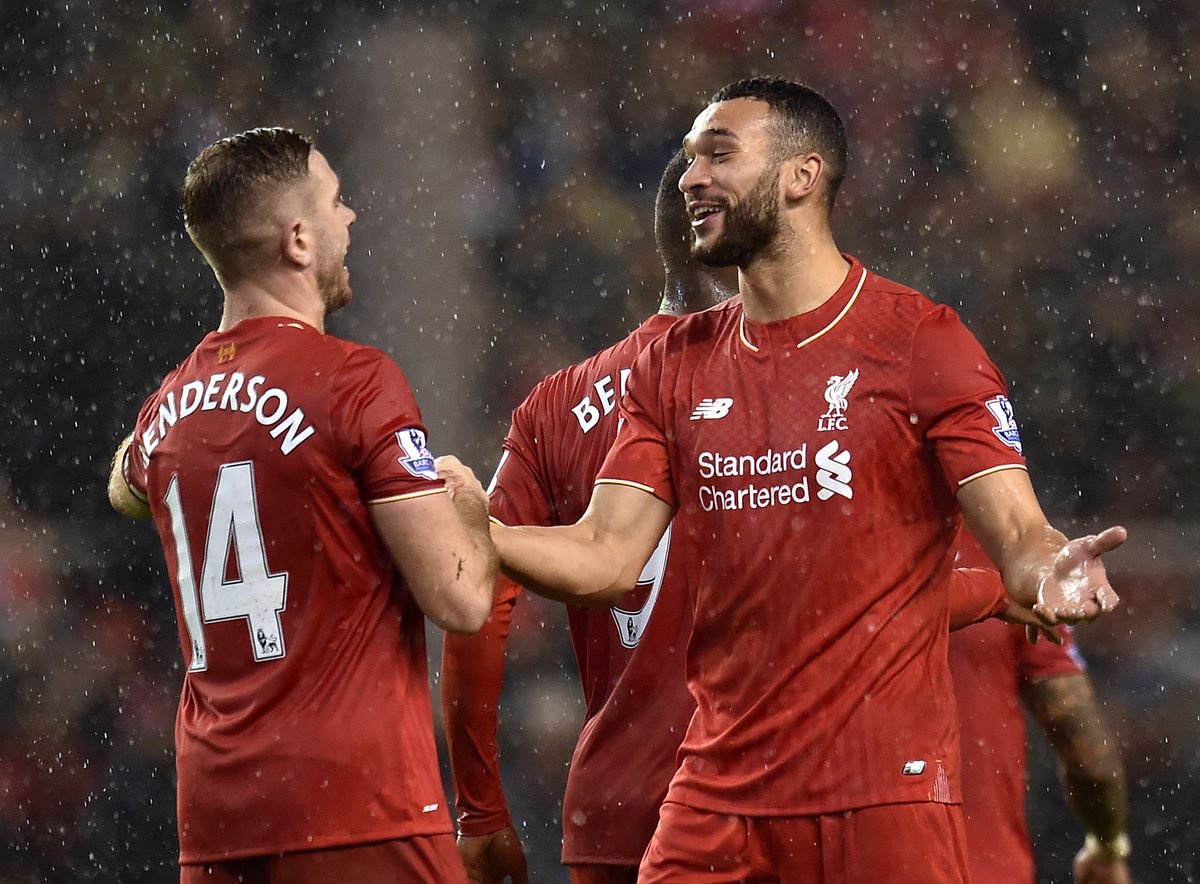 LIVERPOOL, ENGLAND - JANUARY 13:  (THE SUN OUT, THE SUN ON SUNDAY OUT) Jordan Henderson of Liverpool shakes hands with Steven Caulker of Liverpool at the end of the Barclays Premier League match between Liverpool and Arsenal at Anfield on January 13, 2016 in Liverpool, England.  (Photo by Andrew Powell/Liverpool FC via Getty Images)