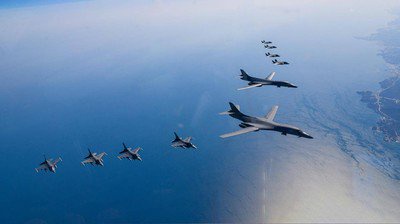 Pesawat pengebom B-1B Angkatan Udara AS, jet tempur F-16, dan F-35A Angkatan Udara Korea Selatan membuat formasi selama latihan udara bersama, Korea Selatan, (19/3/2023). (via REUTERS/SOUTH KOREAN DEFENCE MINISTRY)